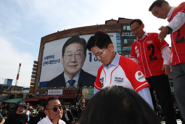 국민의힘 김문수 대선 후보가 14일 경남 밀양시 밀양관아앞에서 유세한 뒤 차에서 내려오고 있다. 연합뉴스