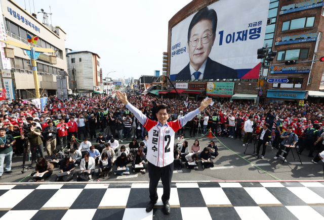국민의힘 김문수 대선 후보가 14일 경남 밀양시 밀양관아앞에서 유세하고 있다. 연합뉴스