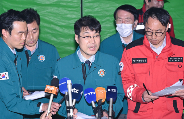 김정기 대구시장 권한대행이 지난 4월 29일 오전 북구 노곡동에서 발생한 산불 현장에서 브리핑을 하고 있다. 대구시 제공.
