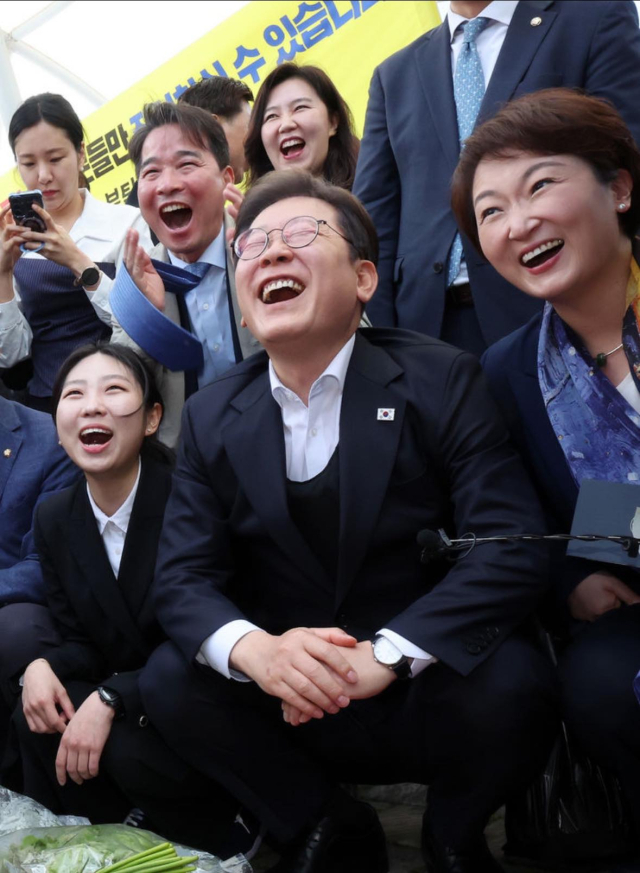 우서영 더불어민주당 경남도당 밀양함안의령창녕 지역위원장(맨 왼쪽 아래)과 이재명 더불어민주당 대선 후보(중앙) 등. 우서영 지역위원장 페이스북