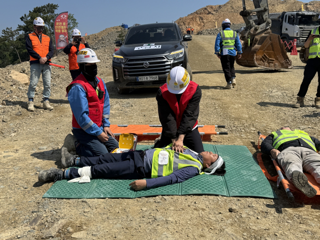 부산항만공사 근로자들이 건설현장의 응급조치방안을 실습하고 있다. [사진=BPA]