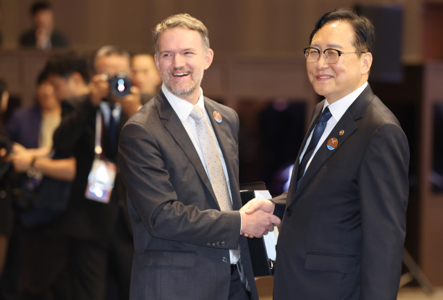 15일 제주 서귀포시 제주국제컨벤션센터에서 열린 APEC 2025 통상장관회의 개회식 직전 정인교 산업통상자원부 통상교섭본부장(오른쪽)이 제이미슨 그리어 미국 무역대표부(USTR) 대표와 인사하고 있다. 연합뉴스