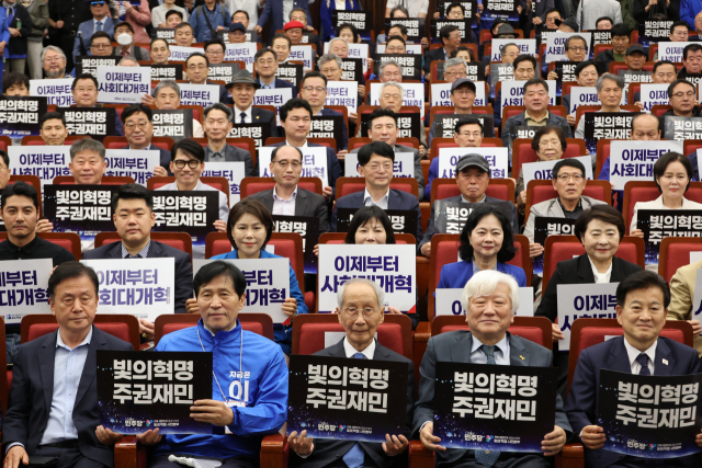 더불어민주당 윤여준 상임총괄선대위원장이 15일 서울 여의도 국회도서관에서 열린 