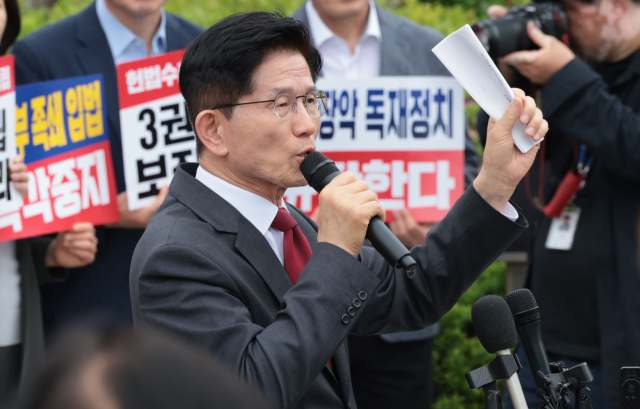국민의힘 김문수 대선 후보가 15일 서울 서초구 대법원 앞에서 열린 사법부 수호 및 더불어민주당 규탄대회에서 발언하고 있다. 연합뉴스