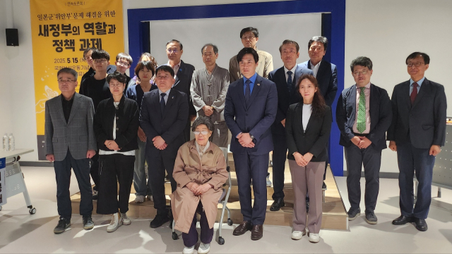 15일 오후 3시 대구 중구 국채보상운동기념도서관에서 일본군 위안부 문제 해결을 위한 토론회가 열렸다. 본격적인 토론 진행에 앞서 이용수 할머니(가운데), 차규근 조국혁신당 의원(가운데 왼쪽), 한준호 더불어민주당 의원(가운데 오른쪽) 등 토론회 참가자들이 기념 촬영을 하고 있다. 남정운 기자