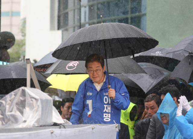 더불어민주당 이재명 대선후보가 15일 전남 순천시 연향동 패션의 거리에서 열린 유세장에 참석하고 있다. 연합뉴스