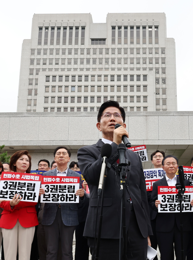 국민의힘 김문수 대선 후보가 15일 서울 서초구 대법원 앞에서 열린 사법부 수호 및 더불어민주당 규탄대회에서 발언하고 있다. 연합뉴스
