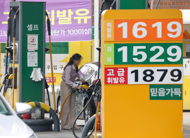 이번 주 국내 주유소 휘발유 주간 평균 가격이 13주 만에 상승 전환했다. 10일 한국석유공사 유가정보시스템 오피넷에 따르면 5월 첫째 주(4∼8일) 전국 주유소 휘발유 평균 판매가는 직전 주 대비 L당 4.3원 오른 1천639.8원이었다. 사진은 11일 오전 서울 시내 한 주유소의 가격 안내문. 연합뉴스