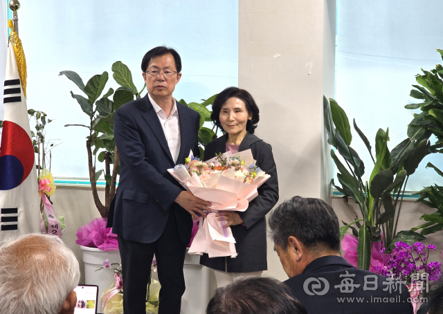 지난달 30일 국민의힘 영천시당협을 방문한 설난영 여사와 이민희 국회의원의 기념철영 모습. 독자 제공