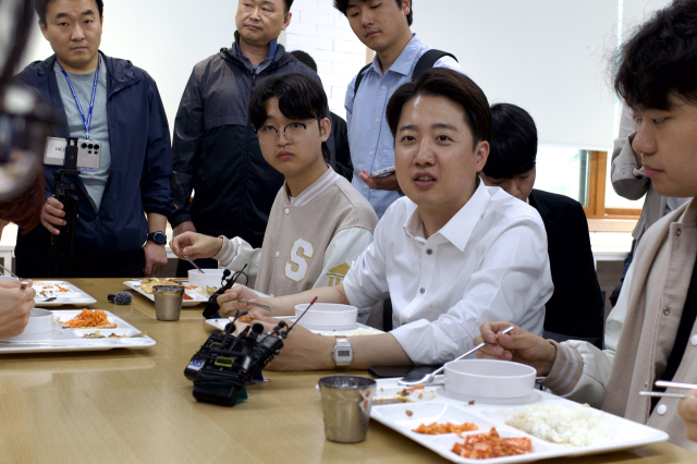 이준석 개혁신당 대선 후보가 15일 서울교육대학교를 방문해 학생들과 학식을 먹고 있다. 개혁신당 선대본 제공