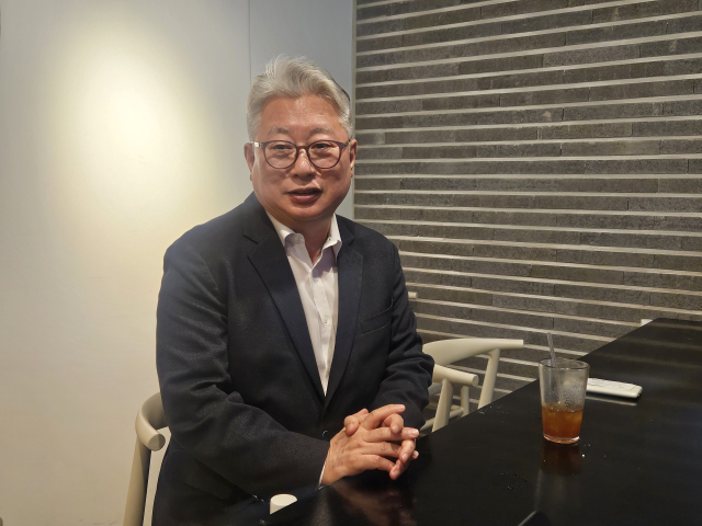 조응천 전 개혁신당 의원이 15일 대구 수성구의 한 커피숍에서 지역 기자들과 만나 질의응답에 응하고 있다. 윤정훈 기자
