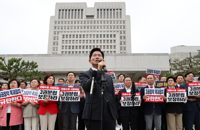 국민의힘 김문수 대선 후보가 15일 서울 서초구 대법원 앞에서 열린 사법부 수호 및 더불어민주당 규탄대회에서 발언하고 있다. 연합뉴스