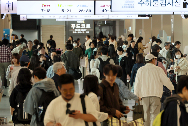 2일 서울 강서구 김포공항 국내선 청사가 연휴를 즐기려는 사람들로 붐비고 있다. 연합뉴스