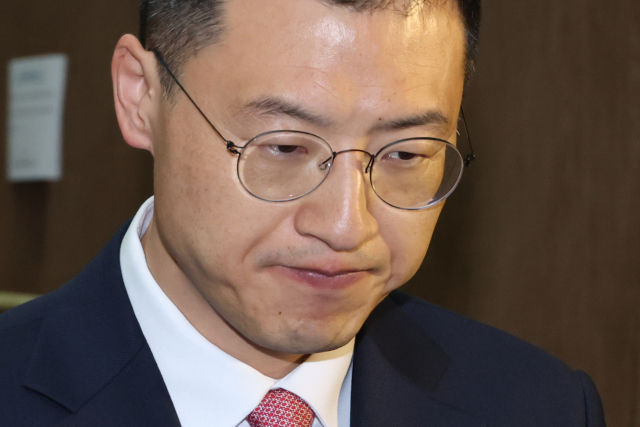 국민의힘을 탈당한 무소속 김상욱 의원이 15일 서울 여의도 국회 소통관에서 더불어민주당 이재명 대선 후보에 대한 지지 선언을 하기 위해 발언대로 향하고 있다. 연합뉴스