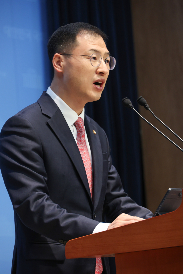 국민의힘을 탈당한 무소속 김상욱 의원이 15일 서울 여의도 국회 소통관에서 더불어민주당 이재명 대선 후보에 대한 지지 선언을 하고 있다. 연합뉴스