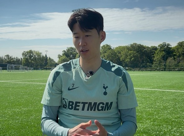 손흥민(토트넘)이 12일(현지시간) 유럽축구연맹(UEFA) 유로파리그(UEL) 결승을 앞두고 북런던 토트넘 홋스퍼 FC 트레이닝 그라운드에서 열린 미디어 오픈 데이에서 한국 취재진과 만나 인터뷰하고 있다. 연합뉴스