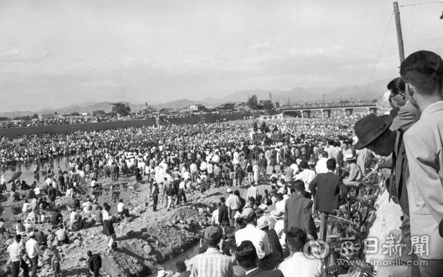 1963년 제5대 대선(10월 15일)을 앞둔 10월 6일 민주공화당 박정희 후보 선거 유세가 열릴 대구 수성천(신천)에 청중들이 모여들고 있다. 멀리 보이는 다리는 수성교다. 사진=매일아카이빙센터