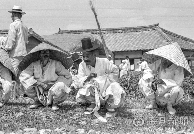 1963년 10월 6일 대구 수성천(신천)에서 열린 제5대 대선 민주공화당 박정희 후보 선거 유세장에 온 노인 유권자들이 신천 둑에 쪼그리고 앉아 연설을 듣고 있다. 사진=매일아카이빙센터