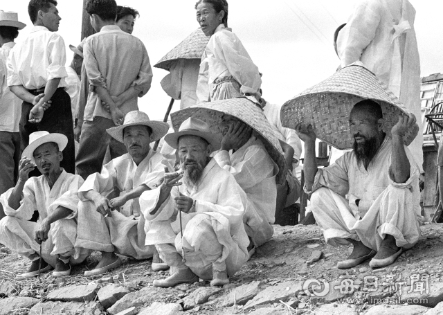 1963년 10월 6일 대구 수성천(신천)에서 열린 제5대 대선 민주공화당 박정희 후보 선거 유세장에 온 노인 유권자들이 신천 둑에 쪼그리고 앉아 앉아 연설을 듣고 있다. 사진=매일아카이빙센터
