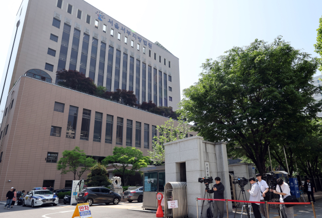 서울서부지법 형사6단독 김진성 판사는 14일 지난 1월 윤석열 전 대통령에 대한 구속영장 발부 소식을 듣고 서부지법에 침입해 건물 내부를 부순 혐의를 받은 남성 2명에게 실형을 선고했다. 연합뉴스