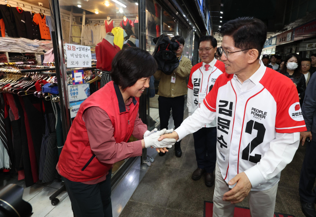 국민의힘 김문수 대선 후보가 16일 경기 수원시 지동시장에서 상인과 악수하고 있다. 연합뉴스