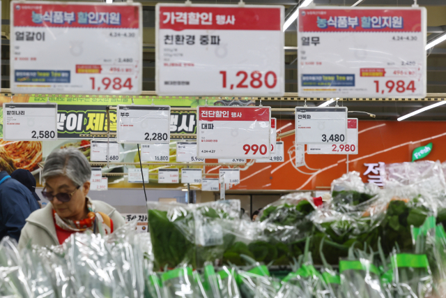 봄철 출하량이 늘고 작황이 좋아지며 농산물 가격이 안정세를 보이는 가운데 27일 서울 서초구 하나로마트 양재점에 배추, 당근, 대파 등 농산물이 진열돼 있다. 연합뉴스