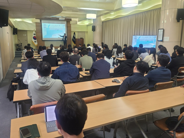 지난 15일 부산항을 이용하는 선사를 대상으로 환적지원시스템 설명회가 진행되고 있다. [사진=부산항만공사]