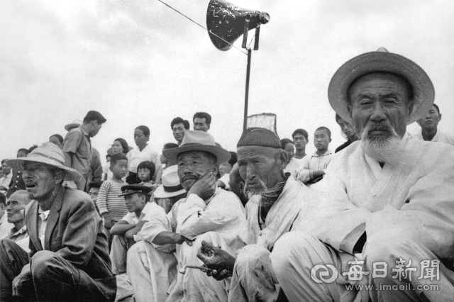 1963년 10월 6일 대구 수성천(신천)에서 열린 제5대 대선 민주공화당 박정희 후보 선거 유세장에 온 노인 유권자를 비롯한 청중들이 연설을 듣고 있다. 사진=매일아카이빙센터
