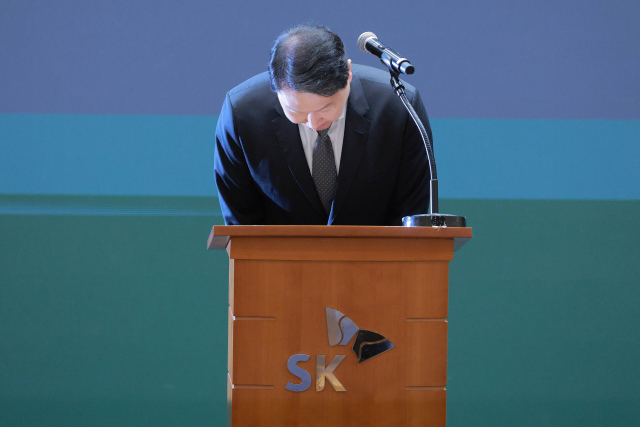 최태원 SK그룹 회장이 7일 서울 중구 SKT타워에서 열린 유심 정보 유출 관련 일일 브리핑에 참석, SK텔레콤에서 일어난 해킹 피해에 대해 고개 숙여 사과하고 있다. 연합뉴스
