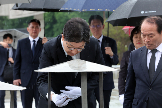 5·18민주화운동 45주년을 이틀 앞둔 16일 권성동 국민의힘 원내대표가 광주 북구 운정동 국립5·18민주묘지에서 분향하고 있다. 연합뉴스