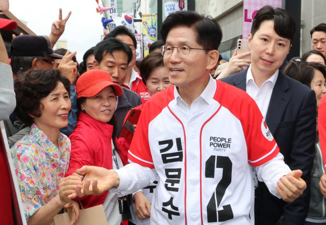 국민의힘 김문수 대선 후보가 16일 충남 천안시 신세계백화점 앞에서 지지자들과 인사하고 있다. 연합뉴스