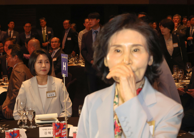 국민의힘 김문수 대선 후보의 부인 설난영 씨와 더불어민주당 이재명 대선 후보의 부인 김혜경 씨가 12일 서울 중구 신라호텔에서 열린 중앙신도회 창립 70주년 기념식에 참석하고 있다. 연합뉴스