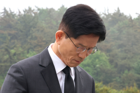 5·18묘지 참배한 김문수…박관현 열사 묘역서 '눈물'