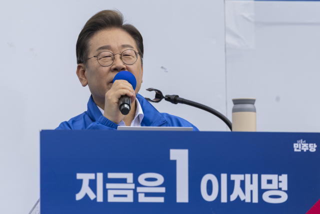 더불어민주당 이재명 대선후보가 17일 전남 나주시 금성관 망화루 앞에서 열린 유세에서 지지를 호소하는 연설을 하고 있다. 연합뉴스