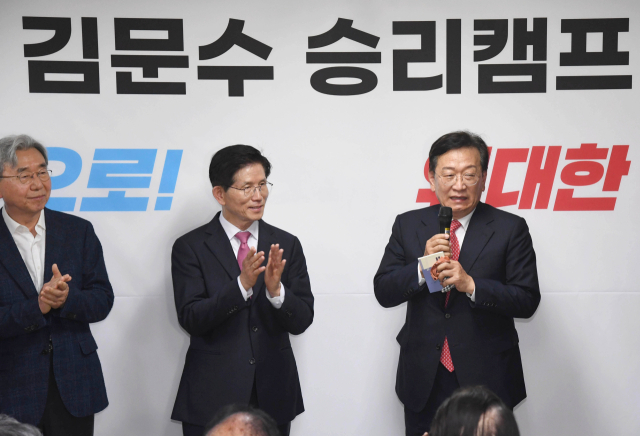 석동현 변호사가 지난 17일 서울 여의도 대하빌딩에서 열린 국민의힘 김문수 경선후보 선거사무소 개소식에서 지지발언을 하고 있다. 연합뉴스