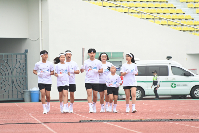 첫째 승원, 둘째 재연, 셋째 승익, 넷째 다인, 다섯째 예진이 1층 가족실에 모여 스트레칭을 하고 있다. 정운철 기자 woon@imaeil.com