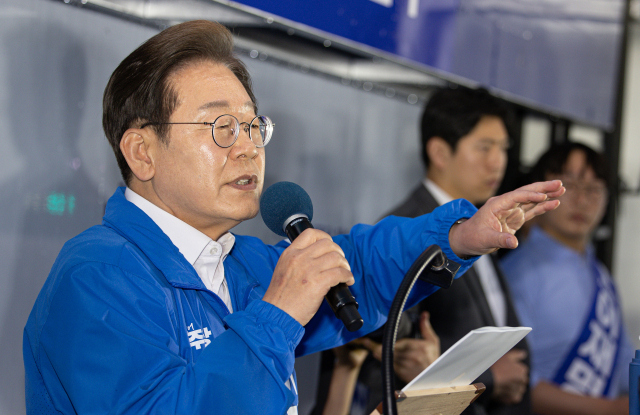 더불어민주당 이재명 대선후보가 16일 전북 정읍시 정읍역 앞에서 열린 유세에서 지지를 호소하는 연설을 하고 있다. 연합뉴스