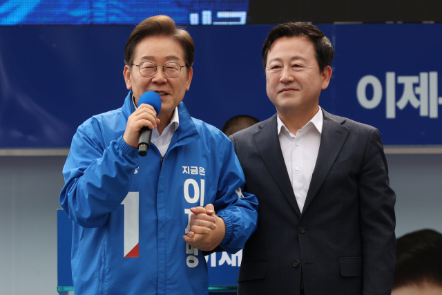 더불어민주당 이재명 대선후보가 17일 광주광역시 서구 김대중컨벤션센터 광장에서 열린 집중 유세에서 이 후보 지지를 선언한 김용남 전 의원을 소개하고 있다. 연합뉴스