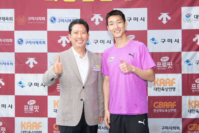 김장호 구미시장과 우상혁 선수. 구미시 제공