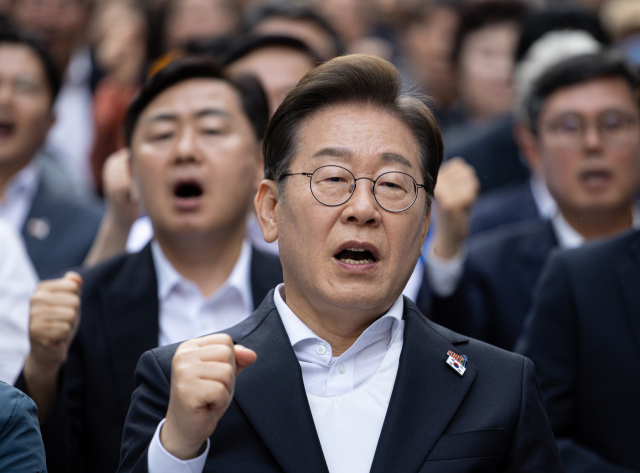 더불어민주당 이재명 대선후보가 17일 광주광역시 동구 금남로에서 열린 5·18 광주민주화운동 45주기 전야제에 참석해 임을 위한 행진곡을 제창하고 있다. 연합뉴스