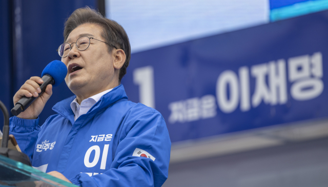 더불어민주당 이재명 대선후보가 17일 광주광역시 서구 김대중컨벤션센터 광장에서 열린 집중 유세에서 지지를 호소하는 연설을 하고 있다. 연합뉴스