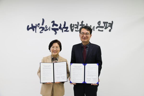 전국평생학습도시협의회 김미경 회장(왼쪽)과 국가평생교육진흥원 원장직무대행 심한식(오른쪽)이 업무협약 기념 촬영을 하고 있다. 국가평생교육진흥원 제공