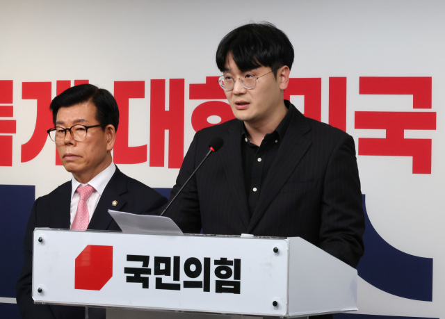 국민의힘 장영하 중앙선대위 진실대응전략단장(왼쪽)과 유재호 전 성남시의원이 18일 서울 여의도 당사에서 기자회견을 열고 더불어민주당 이재명 대선 후보의 성남시장 시절 NC소프트와 비공개 MOU를 체결한 것과 관련한 특혜 의혹을 제기하고 있다. 연합뉴스