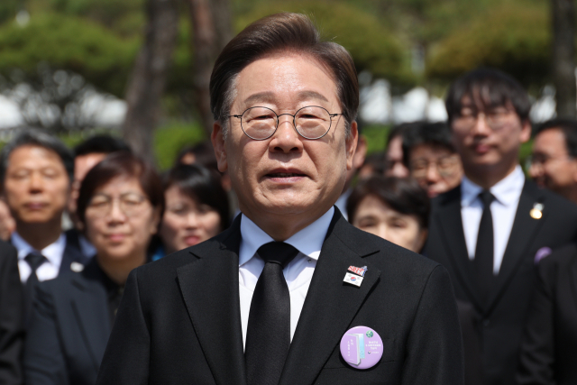 더불어민주당 이재명 대선후보가 18일 광주광역시 북구 국립 5·18민주묘지에서 열린 5·18민주화운동 45주년 기념식에 참석한 뒤 취재진과 만나 이날 발표한 개헌 관련 입장에 대한 질문에 답하고 있다. 연합뉴스