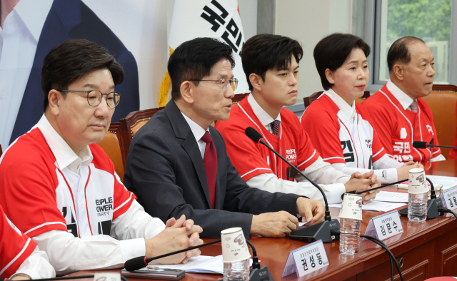 국민의힘 김문수 대선 후보(왼쪽 두번째)가 15일 국회에서 열린 중앙선거대책위원회 회의 및 임명장 수여식을 마친 뒤 발언하고 있다. 연합뉴스