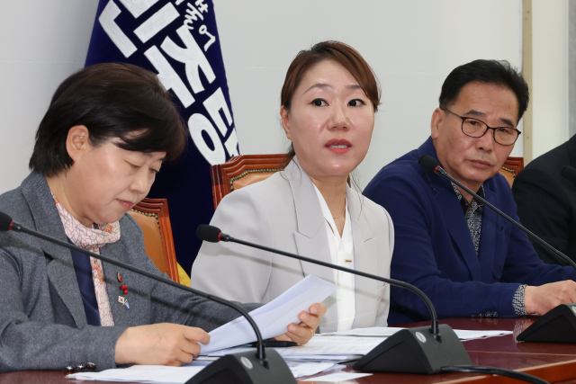 명태균씨가 운영한 여론조사업체에서 근무한 강혜경씨가 21일 서울 여의도 국회에서 더불어민주당 