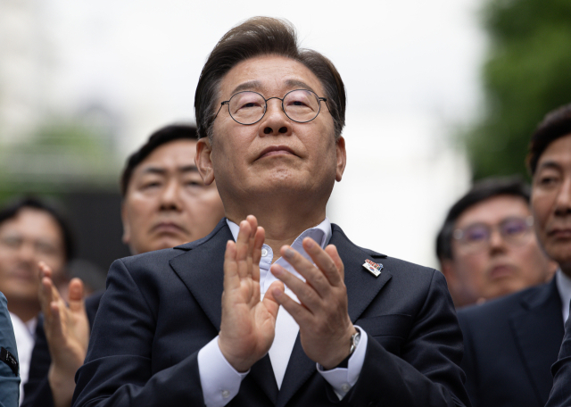 더불어민주당 이재명 대선후보가 17일 광주광역시 동구 금남로에서 열린 5·18 광주민주화운동 45주기 전야제에 참석해 박수치고 있다. 연합뉴스