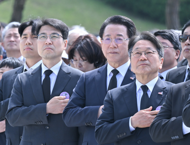 김정기 대구시장 권한대행(왼쪽)이 18일 오전 국립5·18민주묘지에서 열린 제45주년 5·18민주화운동 기념식에 참석했다. 대구시 제공.