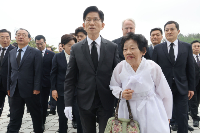 국민의힘 김문수 대선 후보가 17일 광주 북구 국립 5·18 민주묘지를 찾아 참배하기 위해 이동하고 있다. 연합뉴스