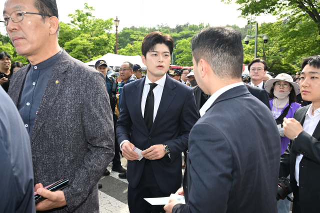 김용태 국민의힘 비대위원장이 18일 오전 광주 북구 5·18 민주묘지에서 열린 제45주년 5·18 민주화운동 기념식장으로 입장하고 있다. 연합뉴스